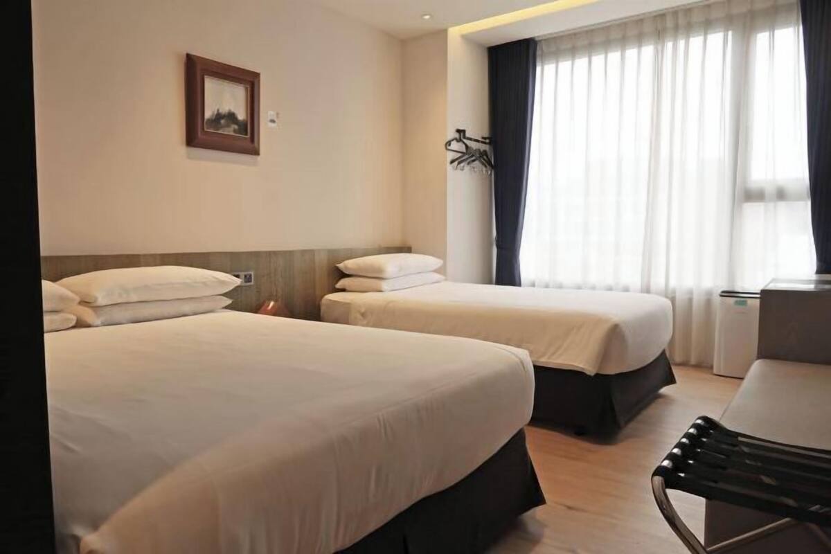 Ropa de cama de alta calidad y caja de seguridad en la habitación