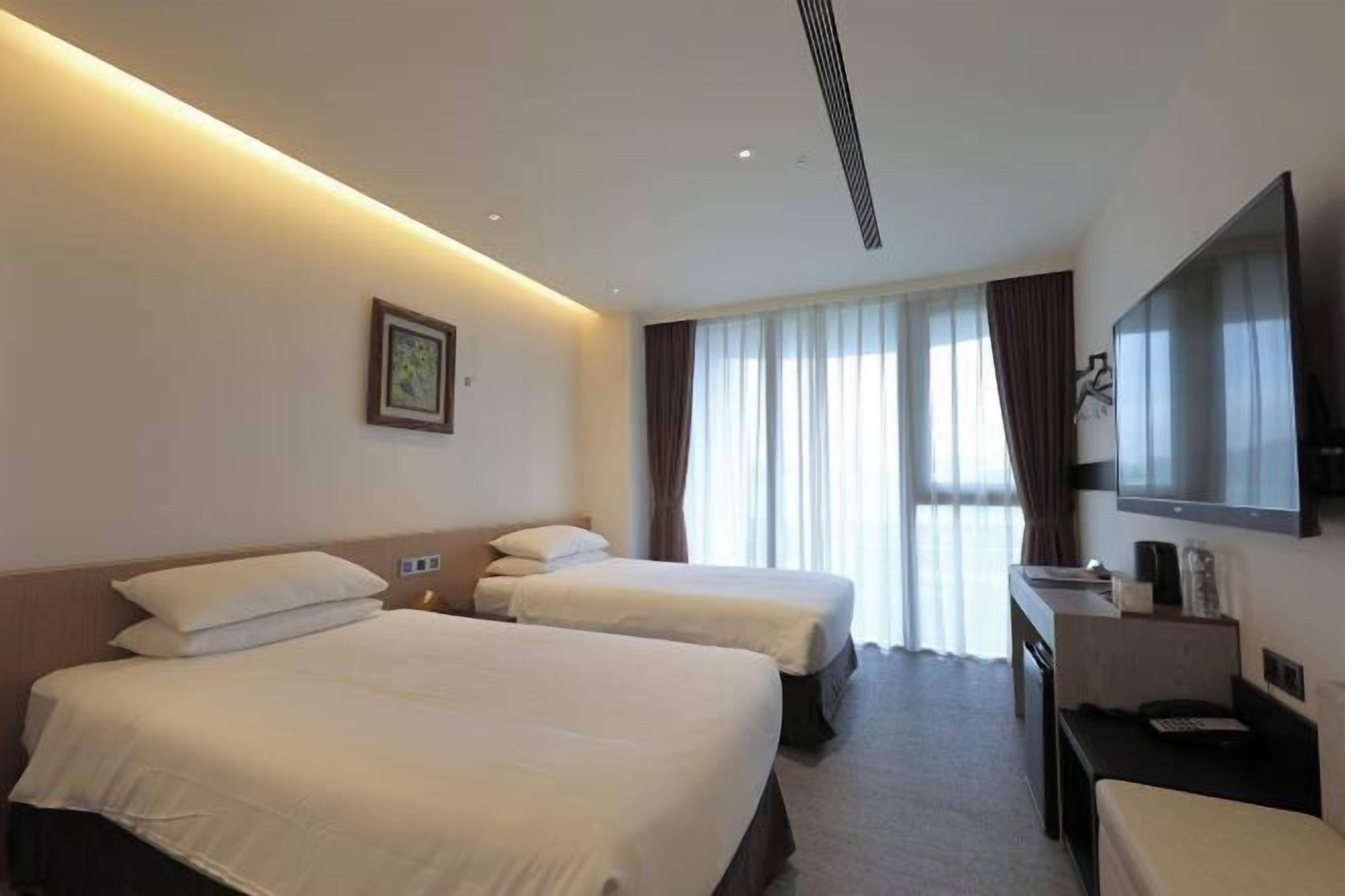 เครื่องนอนระดับพรีเมียม, ตู้นิรภัยในห้องพัก, โต๊ะทำงาน