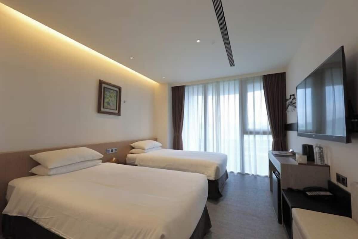 Premium bedding, in-room safe, desk, laptop workspace