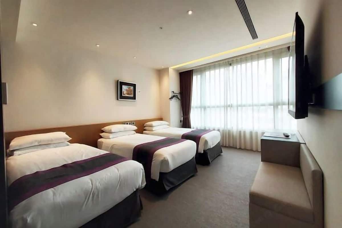 Premium bedding, in-room safe, desk, laptop workspace