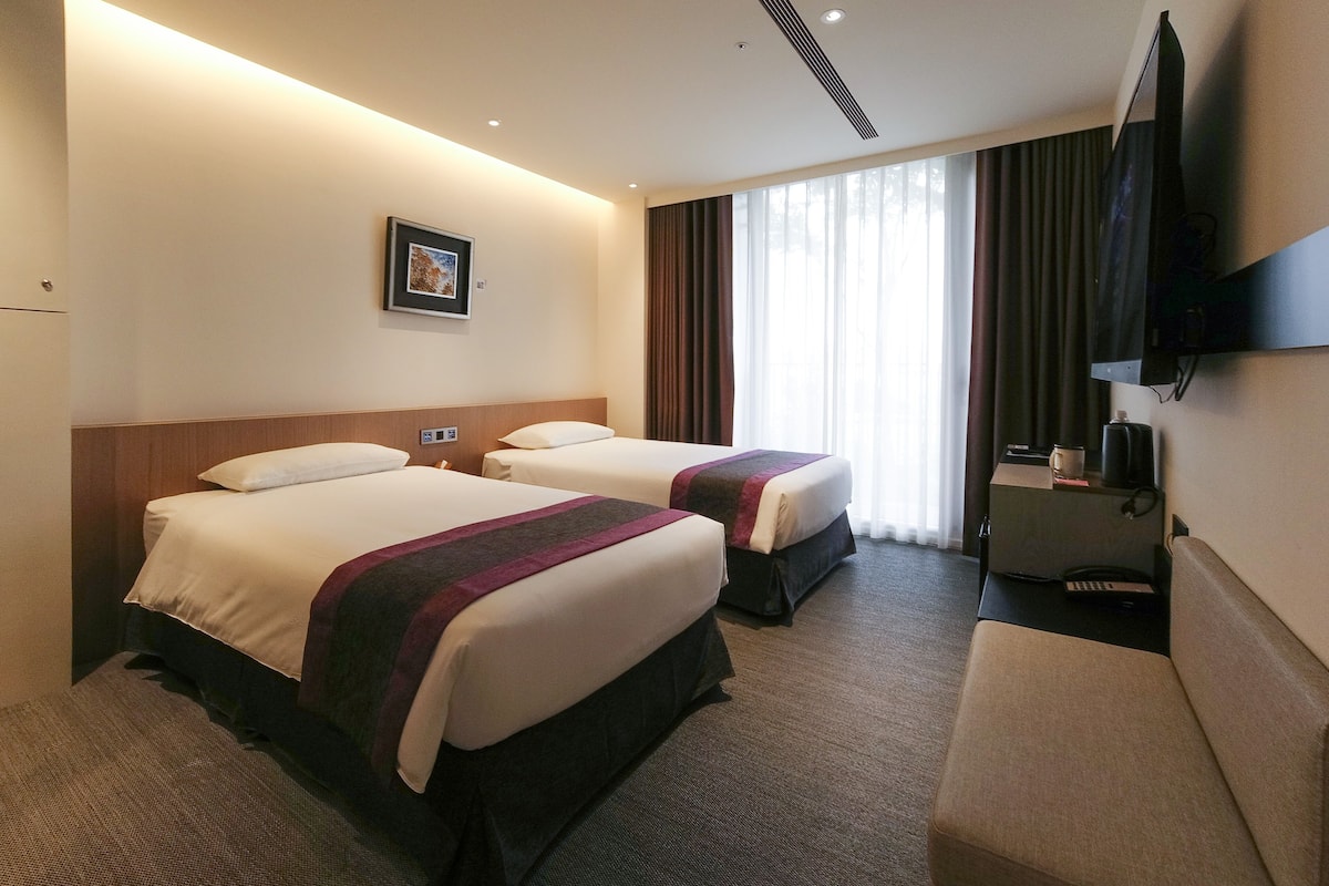 Habitación Deluxe con 2 camas individuales (D) | Ropa de cama de alta calidad y caja de seguridad en la habitación
