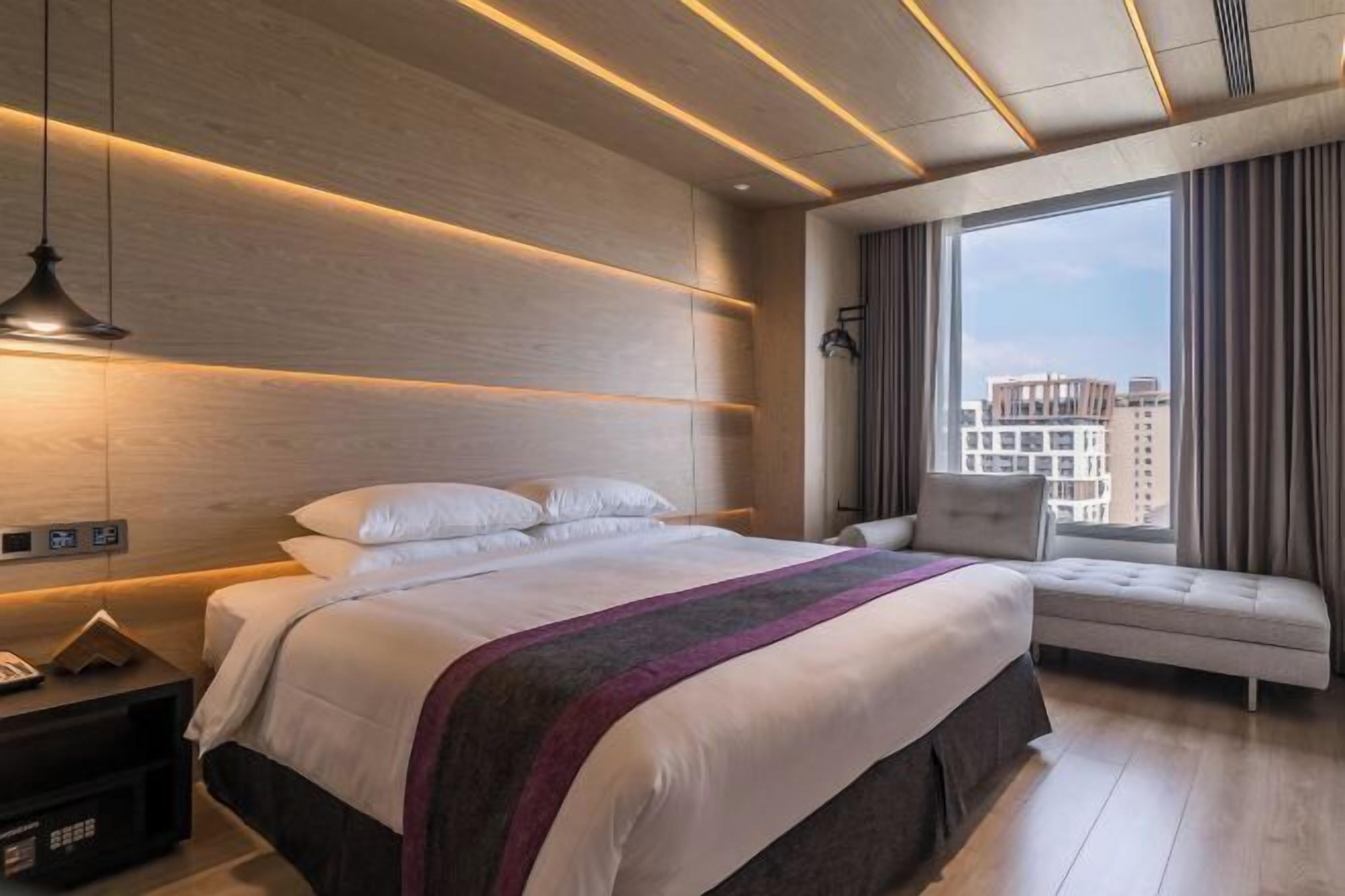 เครื่องนอนระดับพรีเมียม, ตู้นิรภัยในห้องพัก, โต๊ะทำงาน