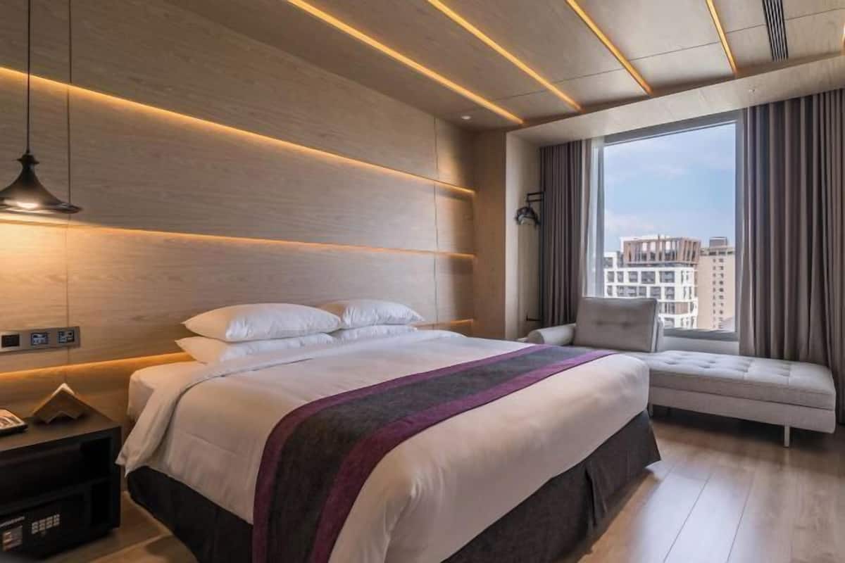 Premium bedding, in-room safe, desk, laptop workspace