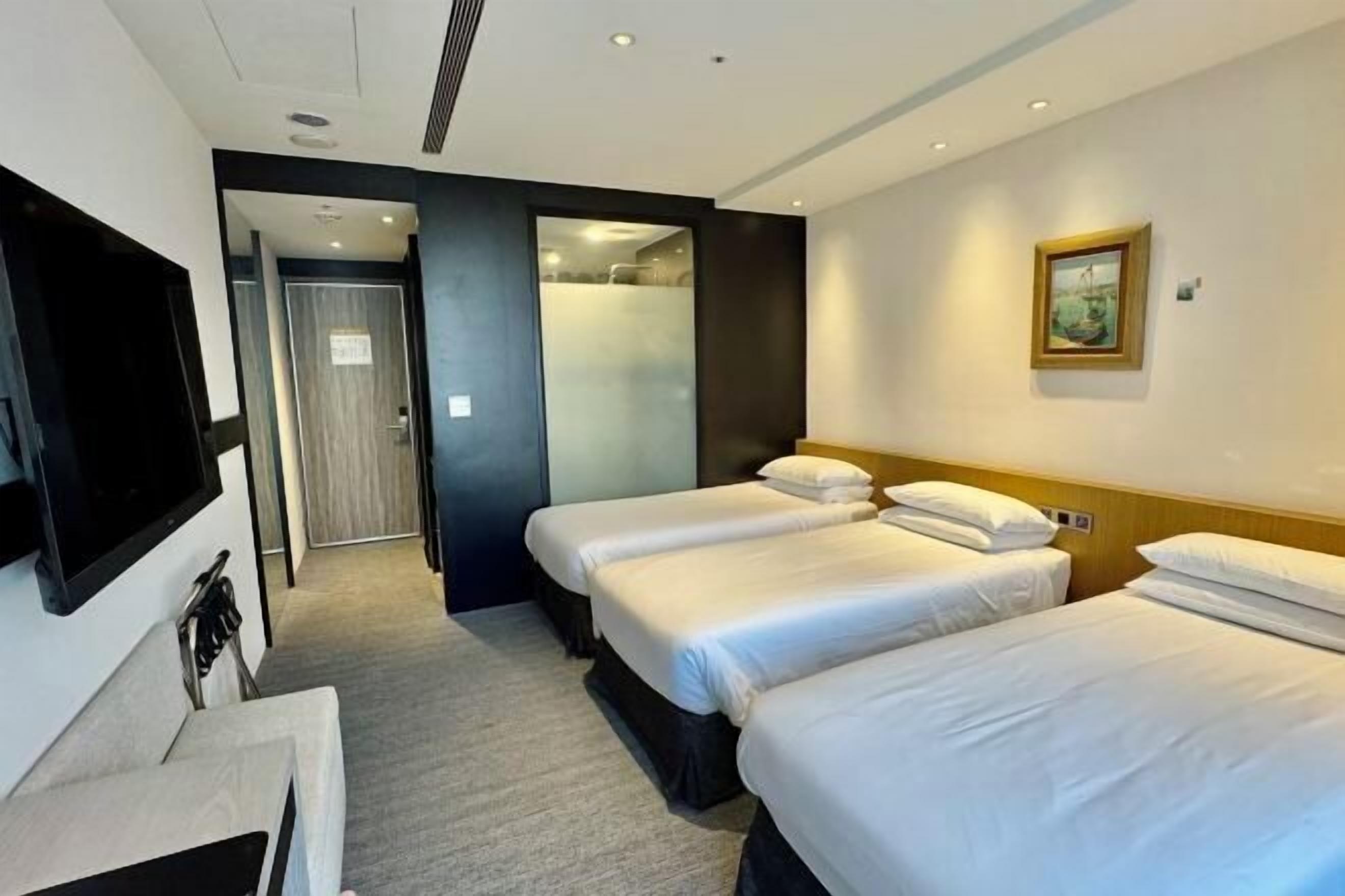 เครื่องนอนระดับพรีเมียม, ตู้นิรภัยในห้องพัก, โต๊ะทำงาน