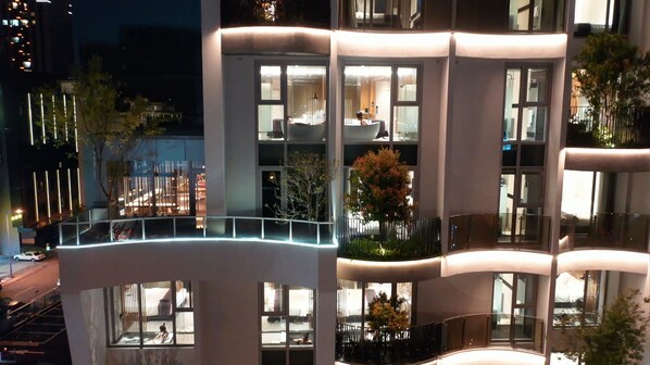 施設の正面 (日没後)