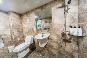 Shower, free toiletries, hair dryer, bathrobes - Noble Hotel (Incheon)