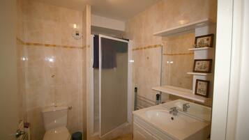 Douche, sèche-cheveux, savon, papier toilette