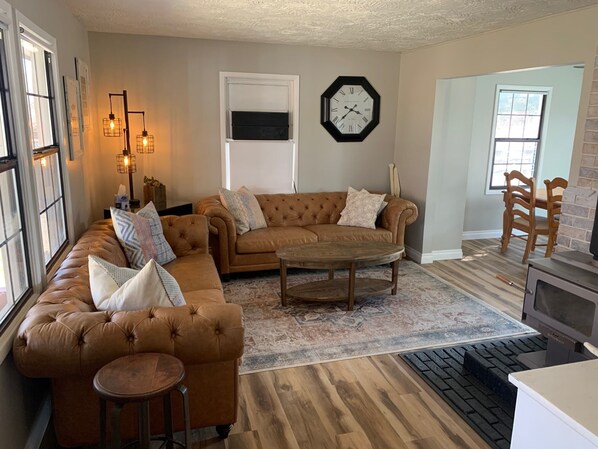 Smart TV, fireplace, ping pong