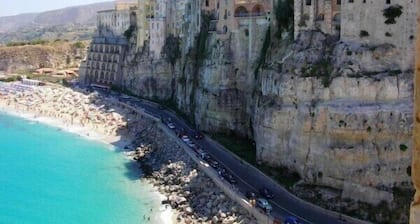 Elegante villa en estilo liberty con hermoso jardín en Tropea ctr beach close