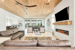 Televisión, chimenea, futbolito y estéreo 