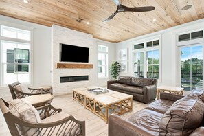 Televisión, chimenea, futbolito y estéreo 