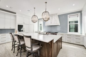 Refrigerador, microondas, horno y lavavajillas 