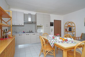 Refrigerador, microondas, parrilla de estufa y cafetera y tetera 