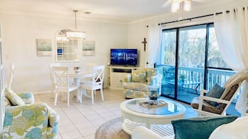 Smart TV, Netflix, Hulu, DVD player