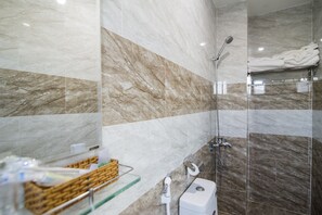 Superior Twin Room | Bathroom | Hair dryer, slippers, towels - Hong Chau Hotel (Da Nang)
