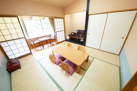Desk, bed sheets. Yuya Onsen Rifure Park Kinta no Sato