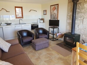 TV, fireplace, DVD player, books - Stone eco-friendly villa, beachfront acreage. Penguins, koalas (Emu Bay)