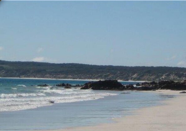 A beach with clear skies and calm waters. - Stone eco-friendly villa, beachfront acreage. Penguins, koalas (Emu Bay)