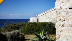 A stone building with a view of the sea. - Stone eco-friendly villa, beachfront acreage. Penguins, koalas (Emu Bay)