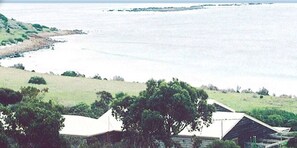 Un refugio vacacional con vistas a la playa y al océano.