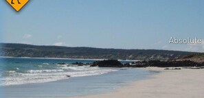 On the beach, sun-loungers, beach towels - Stone eco-friendly villa, beachfront acreage. Penguins, koalas (Emu Bay)