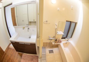 Chambre Tradition (Japanese Western Style) | Salle de bain | Ensemble douche/baignoire, baignoire relaxante profonde