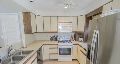 Close to Beaches, Restaurants and Shopping