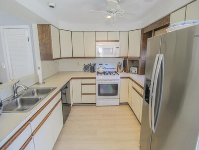 Close to Beaches, Restaurants and Shopping