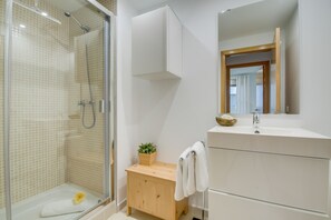 Bathtub, hair dryer, towels