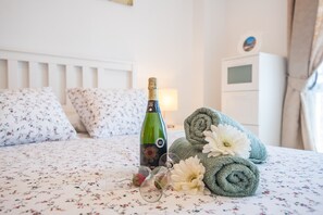3 slaapkamers, een strijkplank/strijkijzer, gratis wifi, beddengoed