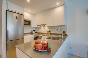 Refrigerador, microondas, horno y lavavajillas 