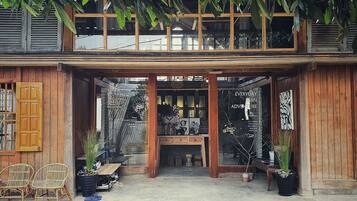 Mặt tiền nơi lưu trú