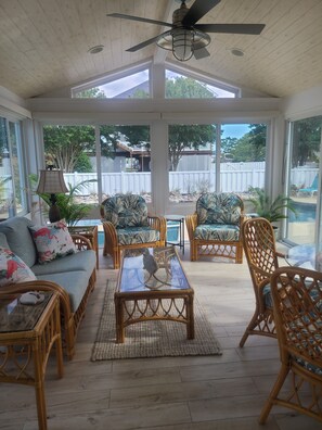 Smart TV, fireplace, books, stereo - Tropical Beach House With In-Ground Pool (Ocean View)