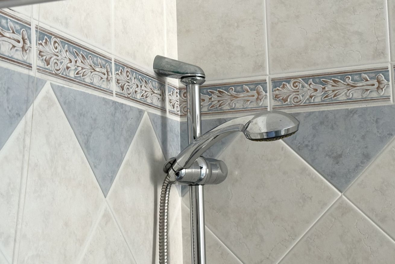 Douche, bidet, serviettes fournies