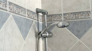 Doccia, bidet, asciugamani