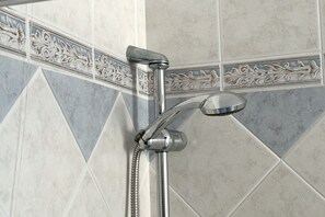 Shower, bidet, towels - S100 - Sirolo, new three-room apartment with terrace (Sirolo)