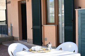 Outdoor dining - S100  - Sirolo, new three-room apartment with terrace (Sirolo)