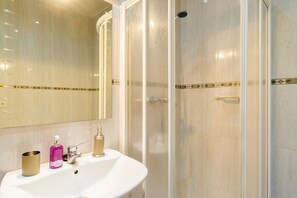 Hair dryer, towels, toilet paper - Terraced house at the beach. Barcelona. Free Wifi (Canet de Mar)