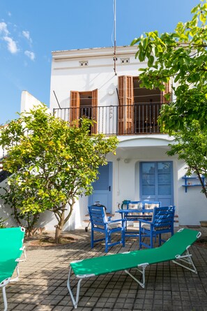 Outdoor dining - Terraced house at the beach. Barcelona. Free Wifi (Canet de Mar)