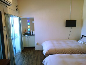 Desk, free WiFi, bed sheets - Eef Condominium Kumejima (Kumejima)