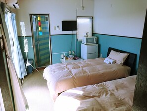 Escritorio, wifi gratis, ropa de cama