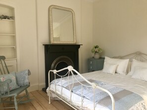 3 bedrooms - Beautiful Restored Victorian Cottage - Murrayfield. (Edinburgh)