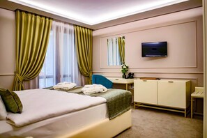 Minibar, coffre-fort, bureau