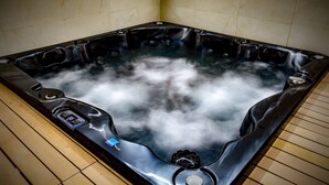 Indoor spa tub