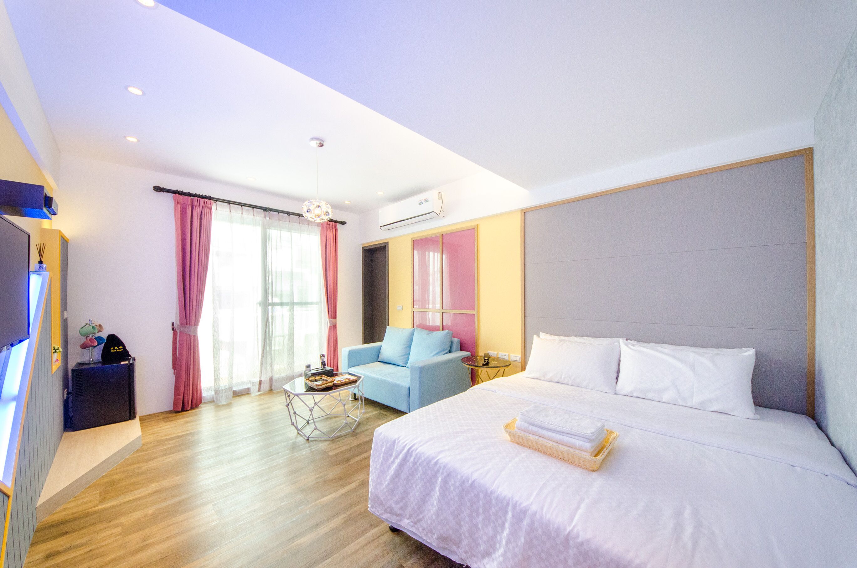 مكتب وستائر تعتيم وتجهيزات عازلة للصوت وواي فاي مجانًا