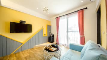 Chambre Double Deluxe, balcon, vue ville | Salle de séjour | Télévision à écran plat de 42 pouces avec chaînes par câble, télévision