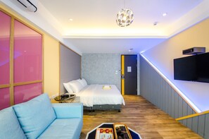 Escritorio, cortinas blackout, sistema de insonorización y wifi gratis 