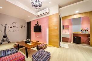 Familienzimmer, Badewanne | Wohnbereich | 42-Zoll-Flachbildfernseher mit Kabelempfang, Fernseher