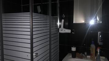 Economy Double Room, 1 Double Bed | Bathroom