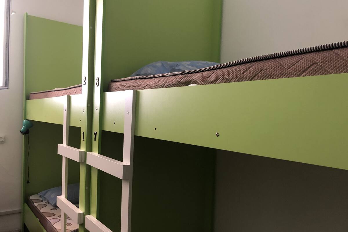Dormitorio compartido básico, varias camas | Wifi gratis
